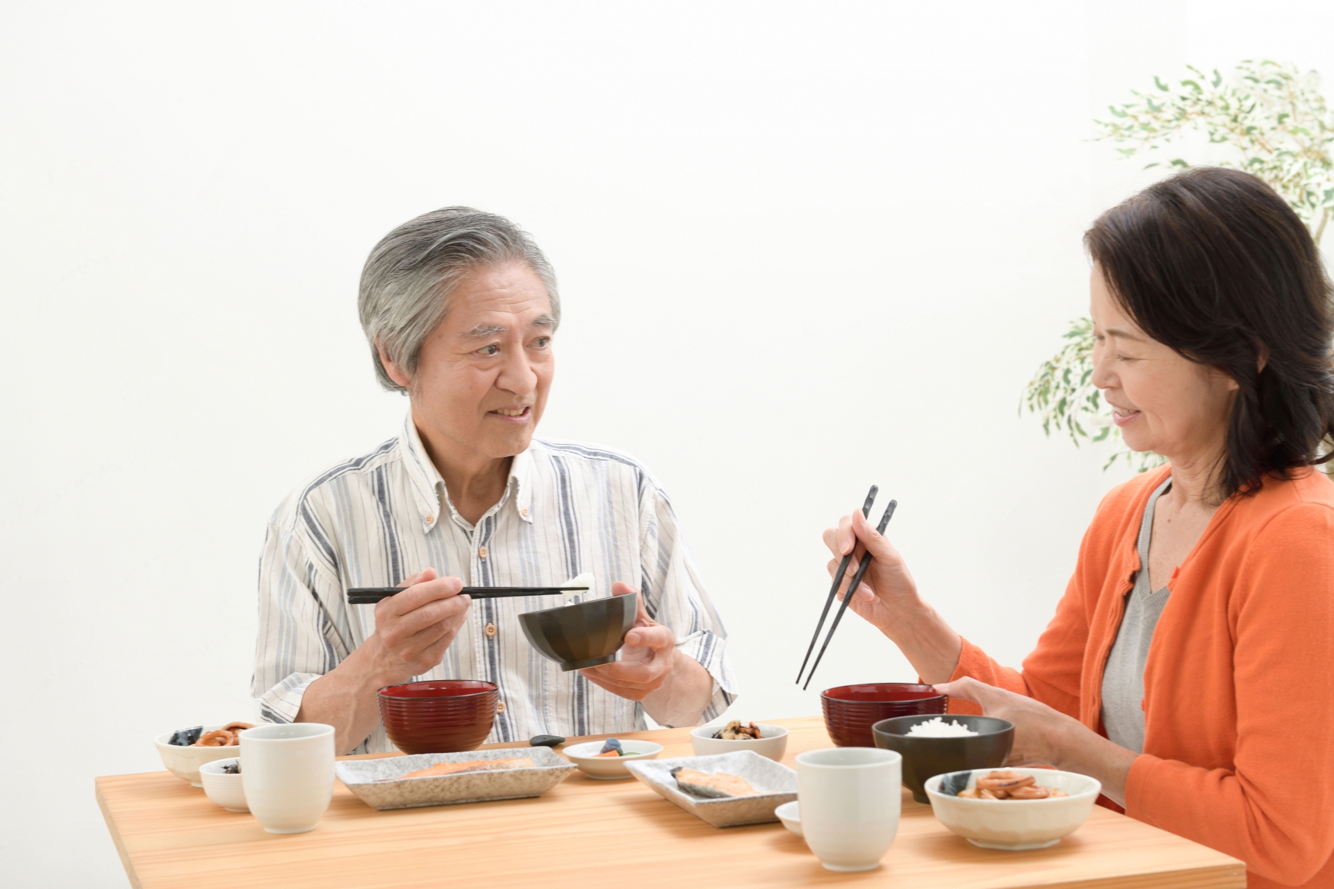 食事を摂る高齢夫婦